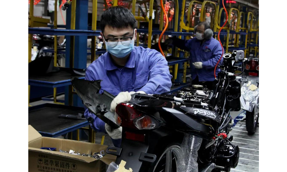 2月20日，北方易初成車裝配部生產現場，員工們正在加緊趕制一批出口的大陽摩托。