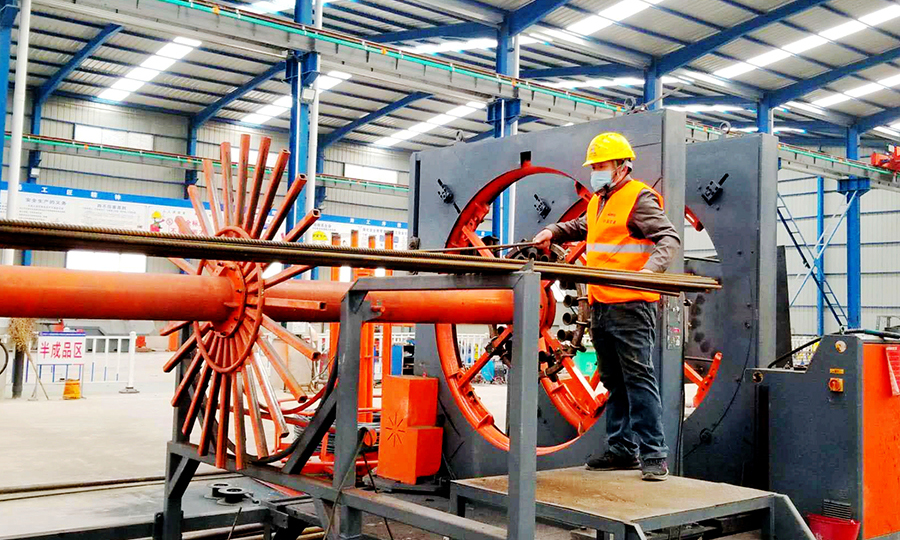 日前，江蘇省第一個實現全線復工的重點鐵路工程——中國鐵建所屬中鐵十二局參建的南沿江城際鐵路正不斷加快建設速度。項目部在切實做好疫情防控的基礎上有序推進復工復產，目前已有超千名返崗人員正加緊施工。圖為施工人員在進行鋼筋加工作業。（鄭建軍 攝）