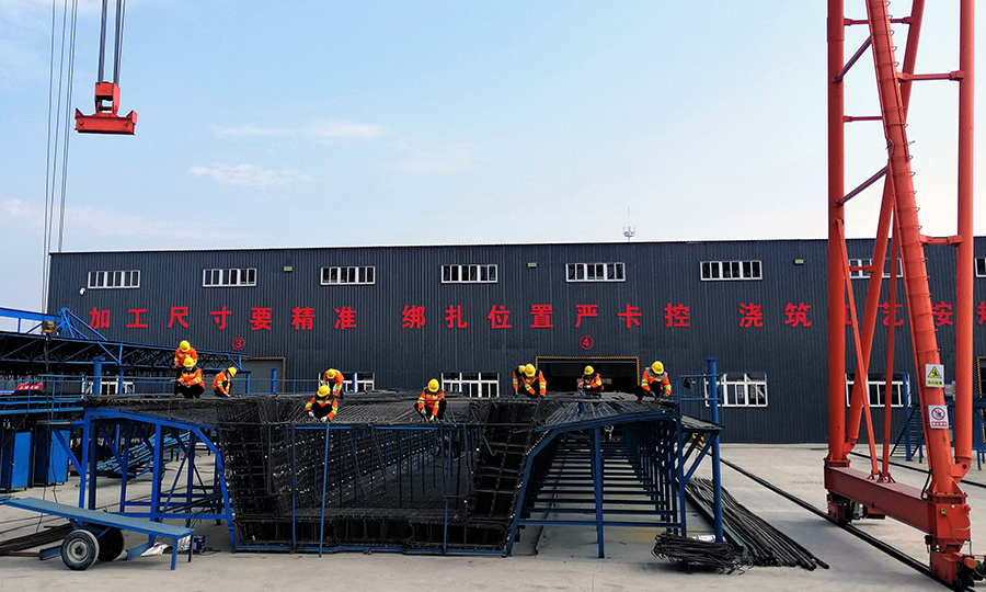 圖為施工人員正在綁扎梁體鋼筋。