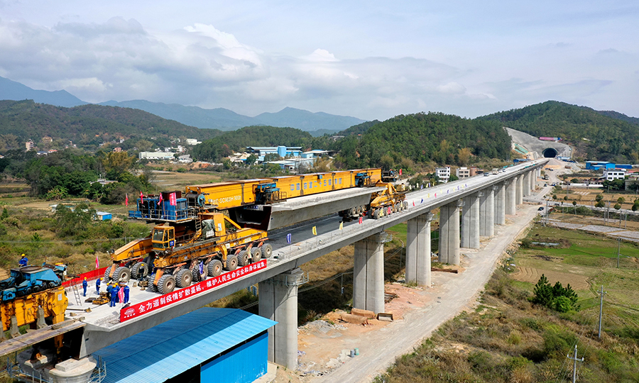 贛深鐵路為京港高鐵最南段，將江西省贛州市、廣東省河源、惠州、東莞、深圳等串聯呈線，正線全長436.37公里，設計最高時速350公里。其中中國鐵建所屬中鐵二十五局承擔了廣東河源境內贛深鐵路4標的施工任務，正線全長37.505公里，包括隧道11座，橋梁44座，橋隧比達86.26%。圖為架梁施工俯瞰。（陳浩 攝）