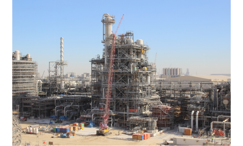 針對疫情帶來的勞動力不足問題，中國化學工程三化建沙特哈拉德項目經理部緊急增招外籍勞務400多人。目前，現場有中國籍員工476人，使用外籍勞務1191人。隨著圖紙、材料和設備的陸續進場，現場先后組織掀起結構、工藝、電氣等專業施工熱潮。現場已完成鋼結構安裝9425噸,設備安裝255臺/套，管道預制和安裝36828DB,電氣儀表橋架安裝79529米，各類動力電纜敷設172470米。