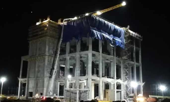 近日，中國化學工程天辰公司承接的哈薩克斯坦IPCI項目擠出機廠房混凝土框架歷經16個小時的連續澆筑，順利實現封頂。作為全廠最高的混凝土框架結構（凈高40余米），擠出機廠房的順利封頂標志著哈薩克斯坦IPCI項目全面進入安裝階段。