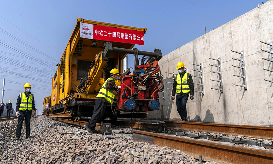 該項目負責人表示，將盡快展開大干，力爭將疫情影響降到最低，確保工程按原計劃建成通車。圖為上海地鐵15號線鋪軌B標工人師傅正在進行焊軌前調試作業。