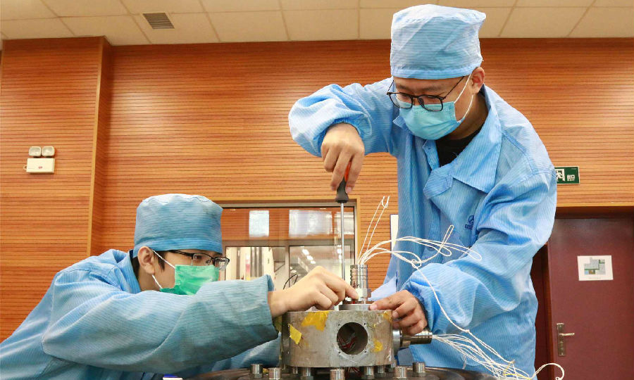 近日，航天科技九院825廠(chǎng)廣大干部職工韌性十足，堅(jiān)守防控一線(xiàn)，有序復(fù)工復(fù)產(chǎn)。圖為檢測(cè)分析中心試驗(yàn)現(xiàn)場(chǎng)，試驗(yàn)人員開(kāi)足馬力為型號(hào)配套產(chǎn)品作試驗(yàn)前準(zhǔn)備工作。（楊先磊 攝）