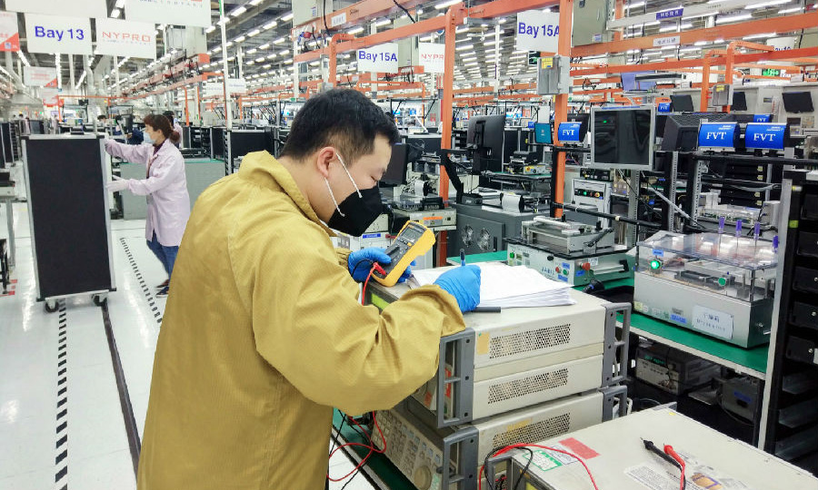 近日，航天科技八院808所順利完成200余套設(shè)備的計(jì)量任務(wù)，助力醫(yī)療設(shè)備生產(chǎn)線(xiàn)順利重啟，該生產(chǎn)線(xiàn)生產(chǎn)的心臟監(jiān)視儀已第一時(shí)間運(yùn)抵武漢。圖為該所計(jì)量人員工作場(chǎng)景。（索軒 攝）