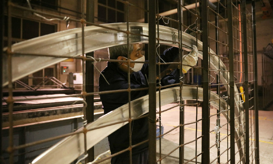 近日，為確保型號(hào)任務(wù)交付節(jié)點(diǎn)，航天科技一院211廠(chǎng)各單位按照彈性工作方案，統(tǒng)籌安排好各項(xiàng)工作。圖為該夜幕降臨，廠(chǎng)房?jī)?nèi)燈火通明，該廠(chǎng)鈑金車(chē)間員工在綁扎產(chǎn)品。