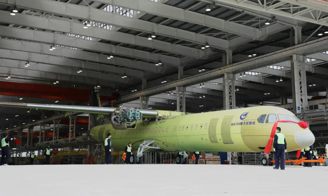 靜力試驗機的順利交付，標志著項目全機重點試驗即將全面展開，項目研制進入到新階段。