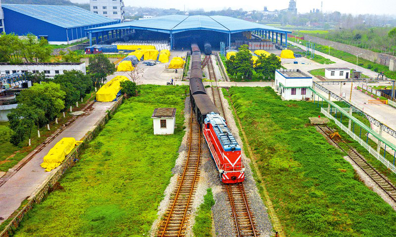 春暖花開，沖破疫情圍阻的湖北，迎來一年最美的景色。位于湖北省西北隅的中國海油所屬的中海石油化學股份有限公司大峪口公司二期成品站臺上一片繁忙，數十名裝卸工人在站臺上穿梭，將一袋袋化肥整齊地碼進車廂。圖為一列滿載春耕用肥的火車緩緩駛出儲運站臺，這些化肥將進入田間地頭。