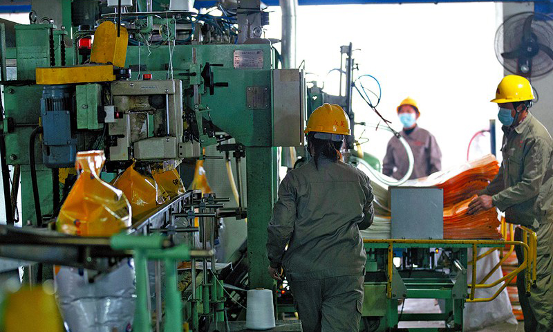 今年1月底開始，受新冠肺炎疫情影響，多地封城鎖路，原料輔料進不來，產品運不走，大峪口公司的安全生產受到前所未有的挑戰。成品包裝人手不足。2月6日開始，磷肥生產部黨支部12名黨員自發當臨時包裝工，堅守近20天，共包裝磷復肥5600噸。大峪口公司積極協調各方資源，通過鐵路平均每天發運25車化肥，日均發運量達1500噸。圖為一袋袋質量合格的復合肥“走”下生產線。