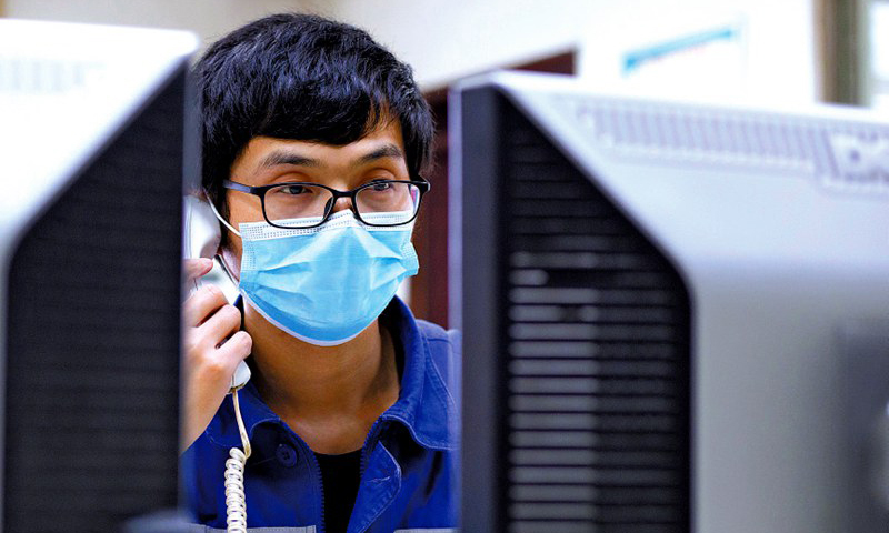 3月5日，復工復產方案獲批，大峪口公司各部門立刻行動起來，但面臨著新冠肺炎疫情形勢嚴峻和時值春耕產品需求量大的雙重挑戰?！靶值芙忝脗?，春耕春播在即，萬千農民朋友都等著我們！”一句話在公司磷肥生產微信群里炸開了鍋，緊接著紛紛揚揚地傳來駐廠承諾書，50名職工收拾了簡單的行李，當天晚上10點進駐廠區。圖為中控操作員密切監控生產運行情況，保障復工復產科學高效。