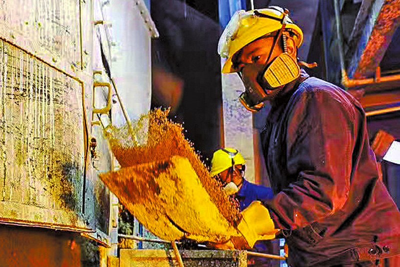 休息地點不夠，睡庫房。沒有床，直接睡桌子。更有甚者，拿著扳手、打著手電筒直接開始巡檢設備?；椟S的燈光照在他們身上，將他們的背影拉得很長。春耕旺季，公司復工復產，疫情防控仍然不放松，“每天我們都要仔細核對入廠人員名單，體溫監測正常后才能進入。”保衛班班長說。圖為造粒工遵照工藝要求生產化肥顆粒。