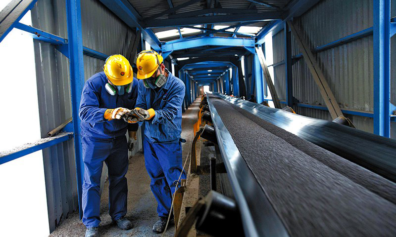 隨著復工復產工作的推進，大峪口公司主要裝置已全系統、滿負荷運行，日產磷復肥約3300噸，日均發貨量3500噸左右。近期，全國各地的產品訂單紛至沓來，僅在清明節期間，就發運化肥1.5萬噸。圖為生產人員勤巡查頻取樣，加強過程控制，嚴把產品質量關。