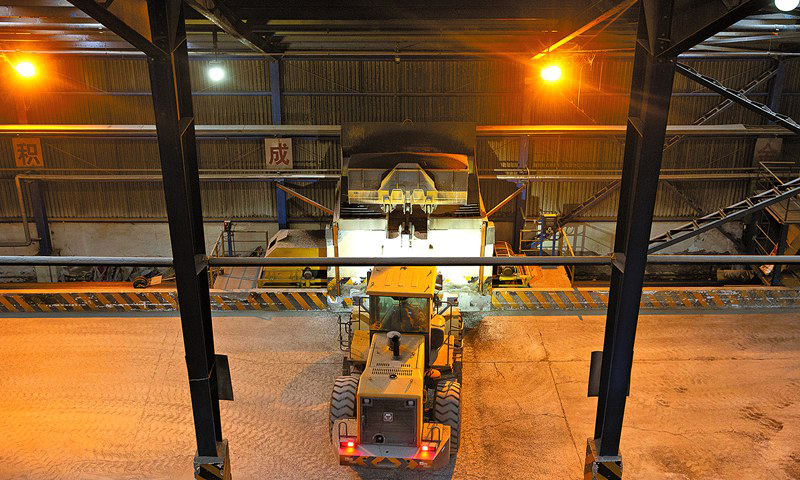 圖為成品散裝庫的裝載機晝夜作業，為包裝工序“喂”料。