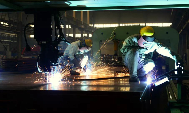 一機(jī)集團(tuán)一季度民品訂單總額超10億元，實(shí)現(xiàn)產(chǎn)銷兩旺，其中，北創(chuàng)公司中標(biāo)2000輛C70E通用敞車；橋箱公司一季度實(shí)現(xiàn)主營(yíng)業(yè)務(wù)收入較上年同期增加168.02%；工程機(jī)械公司一季度簽訂推土機(jī)71臺(tái)份，訂單量較上年同期增長(zhǎng)2倍，主營(yíng)業(yè)務(wù)收入同比增長(zhǎng)37%；路通彈簧公司累計(jì)簽訂合同8800萬(wàn)元。