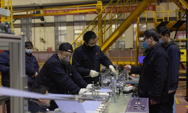 江麓集團(tuán)直面疫情挑戰(zhàn)，迎難而上，防疫復(fù)產(chǎn)兩手抓，奮力投身防疫醫(yī)療設(shè)備的應(yīng)急研制生產(chǎn)，完成口罩機(jī)、壓條機(jī)共計(jì)10臺(tái)份的研制發(fā)貨任務(wù)。公司一季度主營(yíng)業(yè)務(wù)收入同比增長(zhǎng)1.89%，利潤(rùn)同比增長(zhǎng)46.71%，呈現(xiàn)逆勢(shì)上揚(yáng)態(tài)勢(shì)，全面實(shí)現(xiàn)一季度“開(kāi)門(mén)紅”。