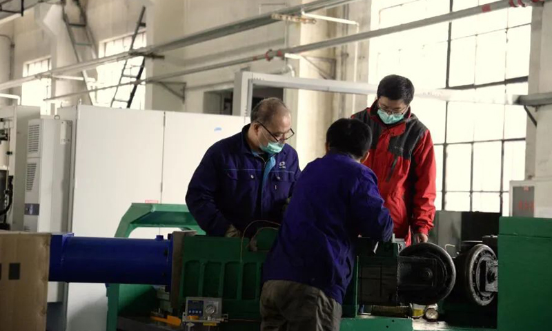 材料院多措并舉打出防疫復(fù)工“組合拳”，人體防護(hù)產(chǎn)業(yè)新簽訂3800件防彈頭盔產(chǎn)品合同；工程塑料產(chǎn)業(yè)通過(guò)抓產(chǎn)品開(kāi)發(fā)轉(zhuǎn)化和新客戶拓展，實(shí)現(xiàn)銷售收入逆勢(shì)增長(zhǎng)76.47%；工藝裝備完成分步壓藥機(jī)主機(jī)、配套設(shè)施、上料系統(tǒng)及電器控制系統(tǒng)等15臺(tái)套設(shè)備交付工作；數(shù)控三輪旋壓機(jī)實(shí)現(xiàn)訂貨2臺(tái)套，合同額近500萬(wàn)元。