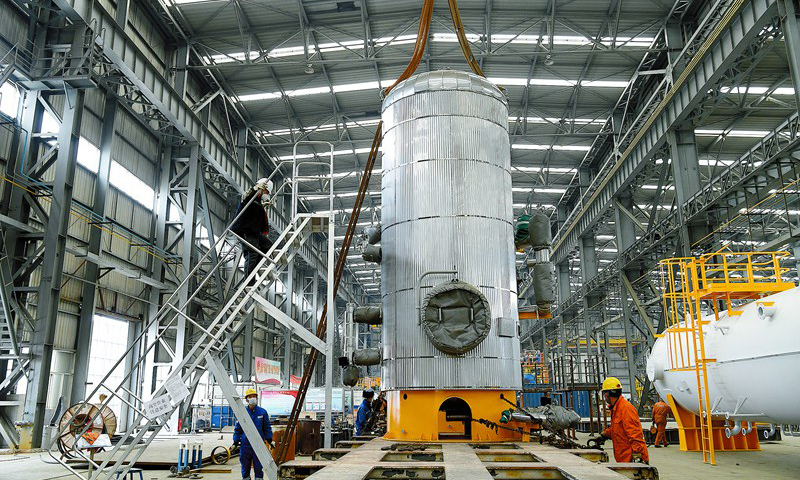 新冠肺炎疫情暴發，與往年相比，一線施工人員減少了許多，但人少不等于戰斗力弱。在過去兩個月里，海油人保質保量完成了數倍于往日的工作量，在4月初一周內為陵水17-2等重大工程項目交付了22臺設備，為中國海油迎戰低油價“寒冬”注入了底氣。圖為4月8日，蓬勃作業公司的項目公用氣設備正在裝車出廠。