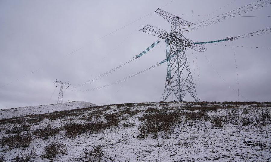 作為該線路的勘察設計工程常駐代表人員，中國能建甘肅院送電部相生榮，常駐現場協調工程事務，解決施工過程中存在的各類問題，確保工程順利有序推進。“青豫工程”是全國第一條專為清潔能源外送而建設的特高壓通道。