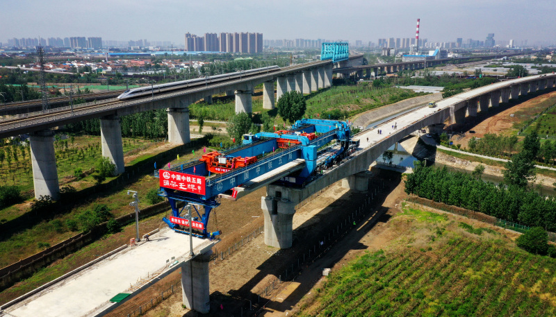 圖為5月10日，工人在銀西高鐵咸陽渭河特大橋上架設全線最后一榀箱梁。（新華社記者 劉瀟 攝）