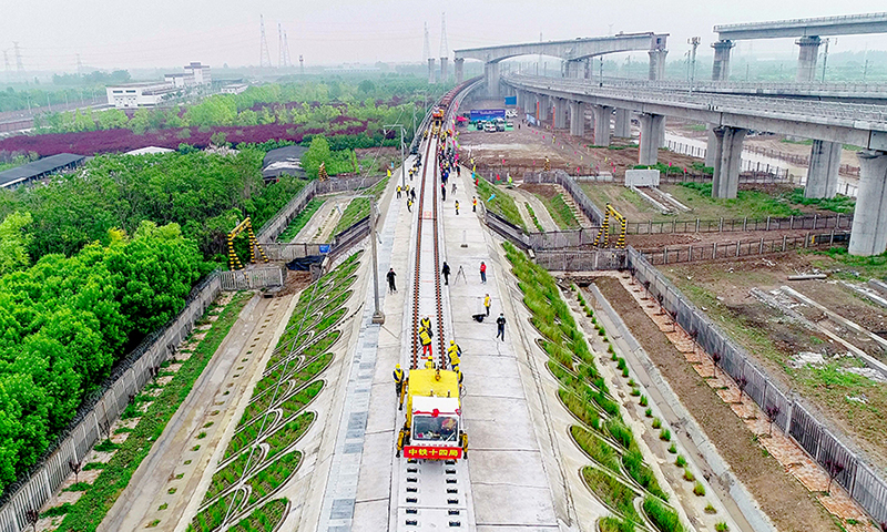 5月9日中午，中國鐵建所屬中鐵十四局擔負的濰萊高鐵正線鋪軌任務順利完成，標志著山東省內“三橫”快速鐵路網的“中部通道”全線貫通。濰萊高鐵正線全長126公里，設計時速350公里，線路起自濟青高鐵濰坊北站，經濰坊昌邑，青島平度、萊西，接入青榮城際萊西北站。中鐵十四局承擔著濰萊高鐵全部248.122公里正線、10.01公里站線鋪軌及34組道岔新鋪任務。圖為濰萊高鐵正線鋪軌完成。