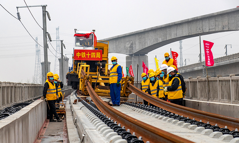 該項目采用兩套WZ500鋪軌機組、一套有砟鋪軌機組、兩套焊軌機組在全線同步作業，同時，焊軌放散、大機養道、線路穩定等10個作業隊密切配合，保障了鋪軌施工的順利進行。攻克了24‰大坡度鋪軌難題，僅用1個月時間完成了第二階段210公里的鋪軌任務。圖為濰萊高鐵正線最后一對鋼軌鋪設。