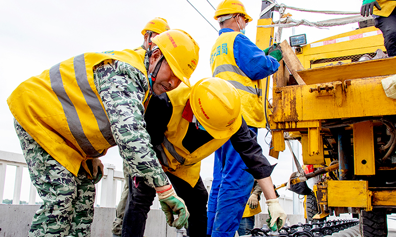 為確保施工安全，項目部引入可視化行車調度系統，并研發遠端智能防護報警器，實現了工程線運輸安全預警從人工到智能化、信息化方式的轉變，在全線推廣使用。同時對運軌便線沿線道口實現24小時不間斷視頻監控。他們在國內率先將營業線LKJ行車自動裝置引入工程線施工中，通過線路上的感應器與機車上的接收器防止車輛超速、溜逸，提升了運輸效率和安全管控水平。圖為施工人員確保質量精益求精。