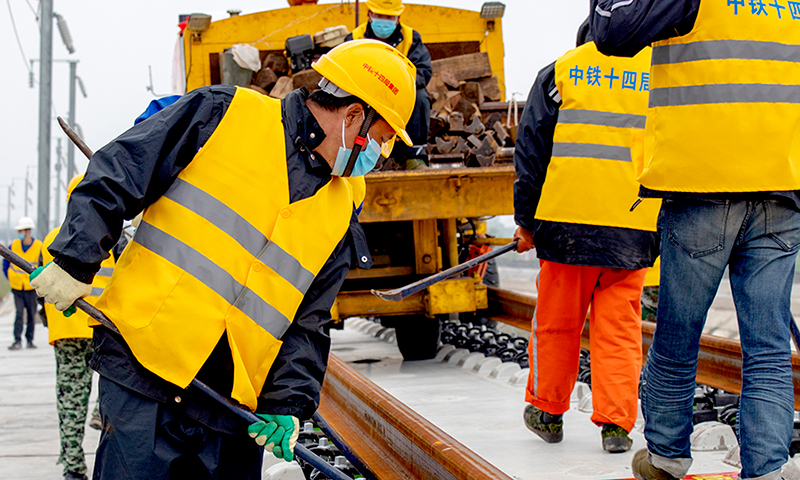 濰萊高鐵是山東省“四橫六縱三環”高速鐵路網布局中濟青高鐵通道的重要組成部分，同時兼顧平度至青島市域（郊）鐵路功能，主要承擔煙臺、威海地區與濰坊及以西地區的旅客交流。項目建成后，將成為膠東半島東部地區至內地的便捷通道，對強化區域聯系，拉動沿線中小城市發展，推動區域城市群形成，完善城市群產業合理分工和結構轉型升級具有重要意義。圖為鋪軌精準就位。