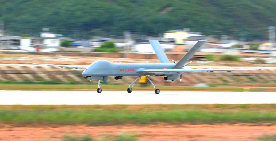 5月12日，在第12個(gè)全國(guó)防災(zāi)減災(zāi)日當(dāng)天，中國(guó)航天科技集團(tuán)有限公司十一院彩虹公司國(guó)家應(yīng)急測(cè)繪項(xiàng)目團(tuán)隊(duì)完成西南地區(qū)彩虹-4無(wú)人機(jī)首次全狀態(tài)飛行演示。此次演示檢驗(yàn)了彩虹-4無(wú)人機(jī)在航空應(yīng)急測(cè)繪系統(tǒng)建設(shè)的成果，發(fā)揮出新技術(shù)裝備在應(yīng)急測(cè)繪保障、自然資源管理和促進(jìn)高質(zhì)量發(fā)展中的作用。圖為彩虹-4 無(wú)人機(jī)在西南地區(qū)開(kāi)展全狀態(tài)飛行演示之前，進(jìn)行兩地驗(yàn)收及首飛演示暨試運(yùn)行。