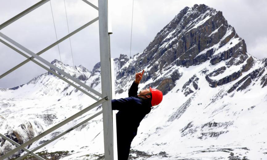 五月的南方，艷陽高照，成都氣溫已升至35攝氏度。千里之外的四川甘孜、阿壩卻大雪紛飛，讓“三區三州”電網建設原本緊張的工期任務更加艱巨。5月13日，翻越海拔5020米的阿壩藏羌自治州小金縣大哇梁子山埡口，國網成都供電公司援建人員對新投運近半年的阿壩35千伏小金窩底輸變電工程進行抽檢復查，確保工程質量達到國家電網施工標準。