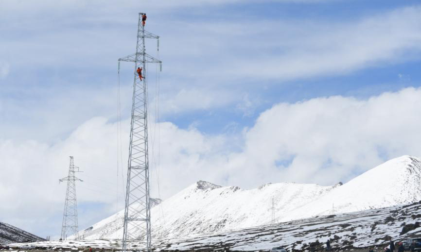 5月16日下午4時許，氣溫低至零攝氏度，在海拔4600米的理塘—下壩35千伏線路工程施工現場，電力建設者正攀附在鐵塔上加緊施工，天空卻突降大雪，風刀霜劍。