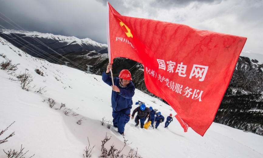 4月18日，為確保阿壩夾壁至馬塘110千伏線路新建工程整體施工進度，國網成都供電公司援建人員劉屹、俞師愚一行8人，身著防水的特制“打漁服”，以“騰、挪、躺、移”等各種姿勢，再次冒著齊腰深的積雪，前往位于無人區、重冰區的N112號、N114號塔位，尋找基坑定位并除雪。