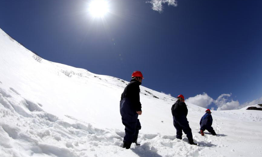 4月18日，為確保阿壩夾壁至馬塘110千伏線路新建工程整體施工進度，國網成都供電公司援建人員劉屹、俞師愚一行8人，身著防水的特制“打漁服”，以“騰、挪、躺、移”等各種姿勢，再次冒著齊腰深的積雪，前往位于無人區、重冰區的N112號、N114號塔位，尋找基坑定位并除雪。