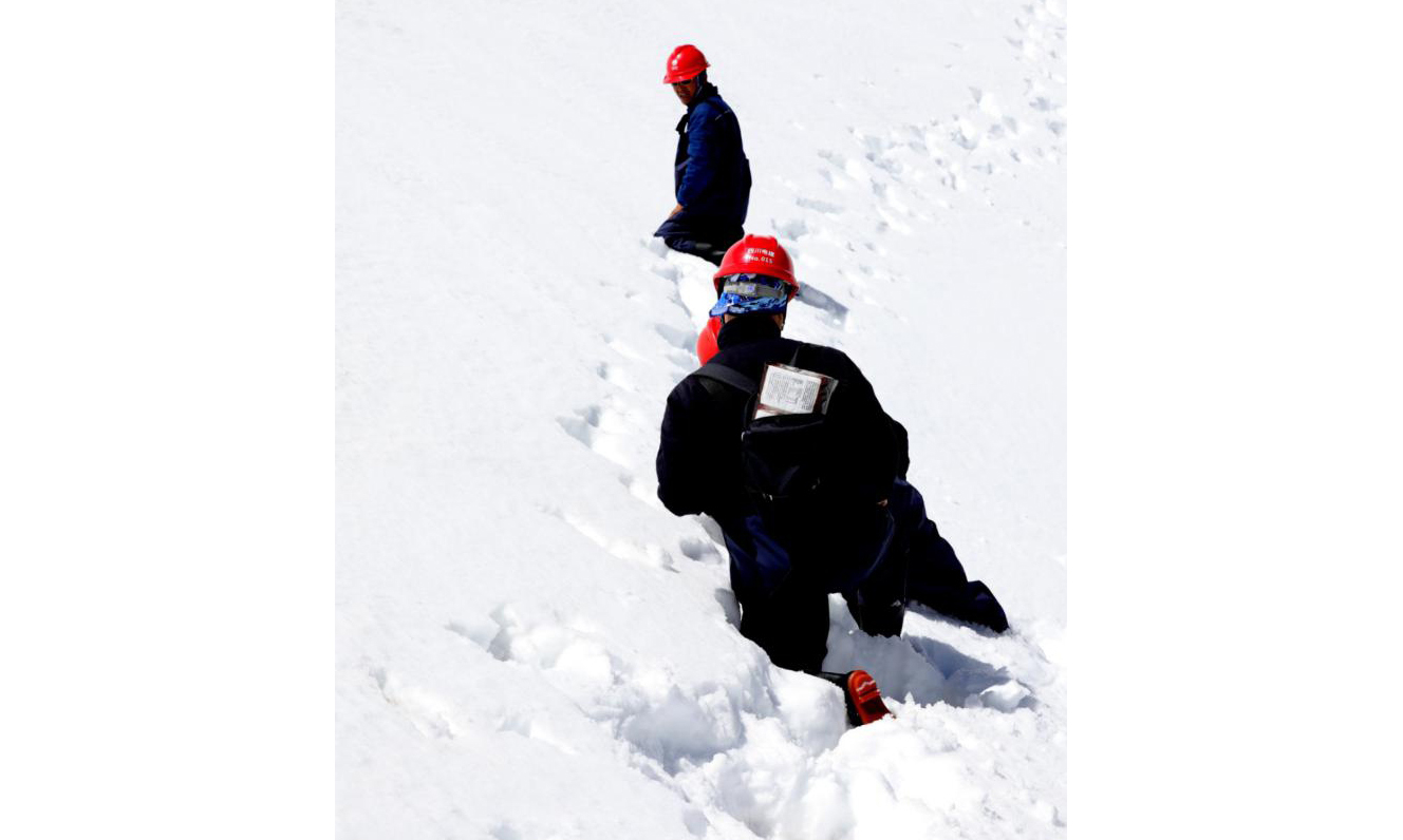 4月18日，為確保阿壩夾壁至馬塘110千伏線路新建工程整體施工進度，國網成都供電公司援建人員劉屹、俞師愚一行8人，身著防水的特制“打漁服”，以“騰、挪、躺、移”等各種姿勢，再次冒著齊腰深的積雪，前往位于無人區、重冰區的N112號、N114號塔位，尋找基坑定位并除雪。