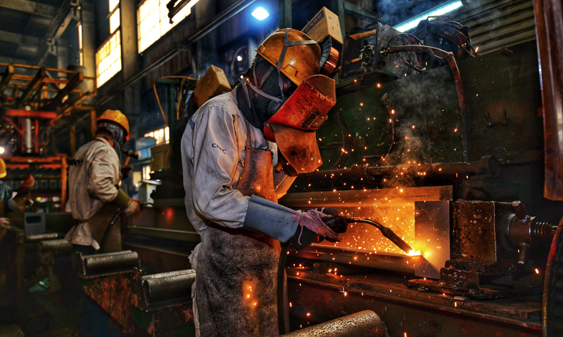 近日，為保質(zhì)保量完成訂單，漳州中集集裝箱有限公司的工人干勁十足，在焊花四濺的生產(chǎn)車間里細(xì)致地完成每一道工序。