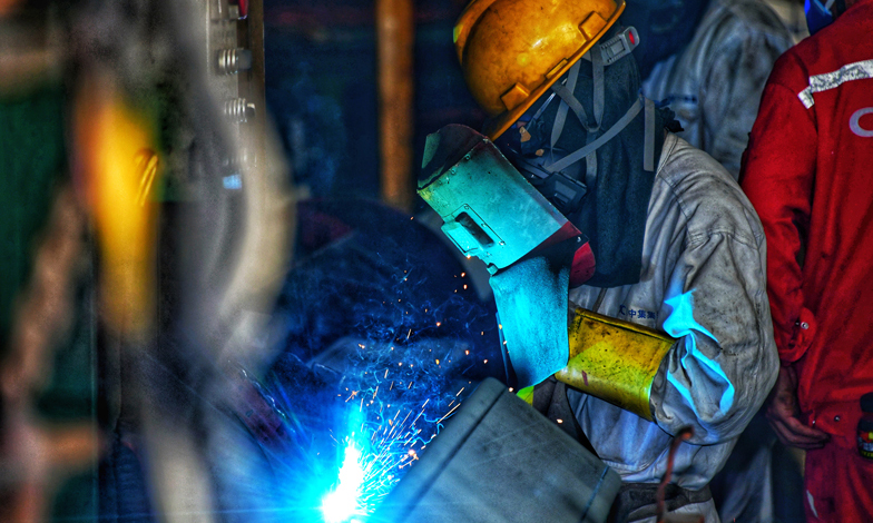 圖為漳州中集集裝箱有限公司工人抓緊時間趕工期。