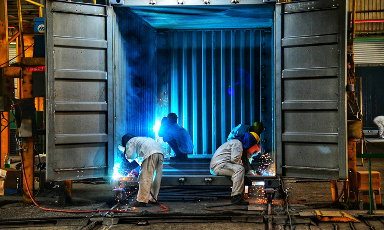 圖為漳州中集集裝箱有限公司工人抓緊時間趕工期。