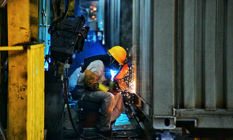 圖為漳州中集集裝箱有限公司工人抓緊時間趕工期。