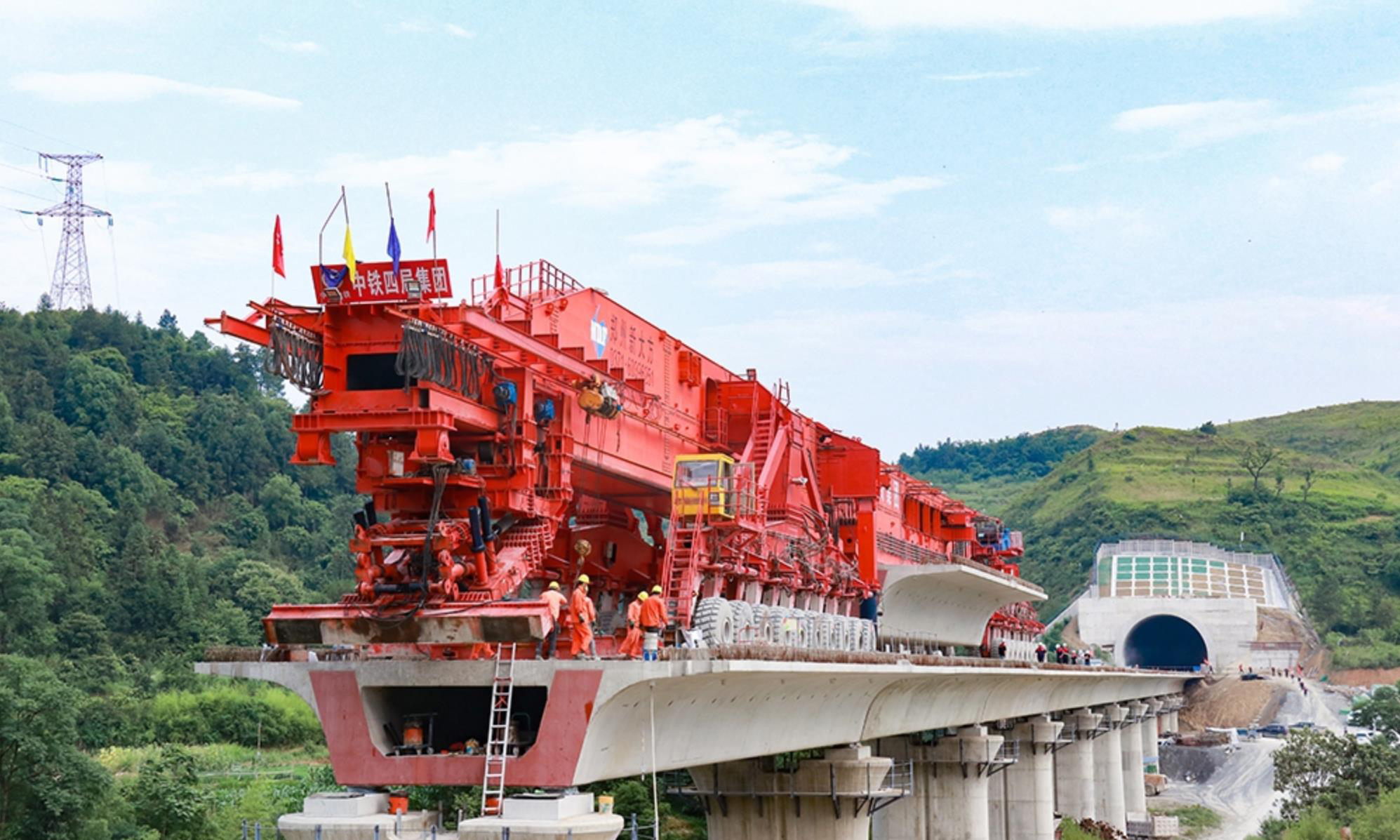 6月6日晚11時，隨著最后一片預制箱梁精準架設到肖家崗大橋橋墩上，標志著張吉懷鐵路張家界段221片預制箱梁全線完成架設，為張吉懷鐵路張家界段按期鋪軌打下堅實基礎。