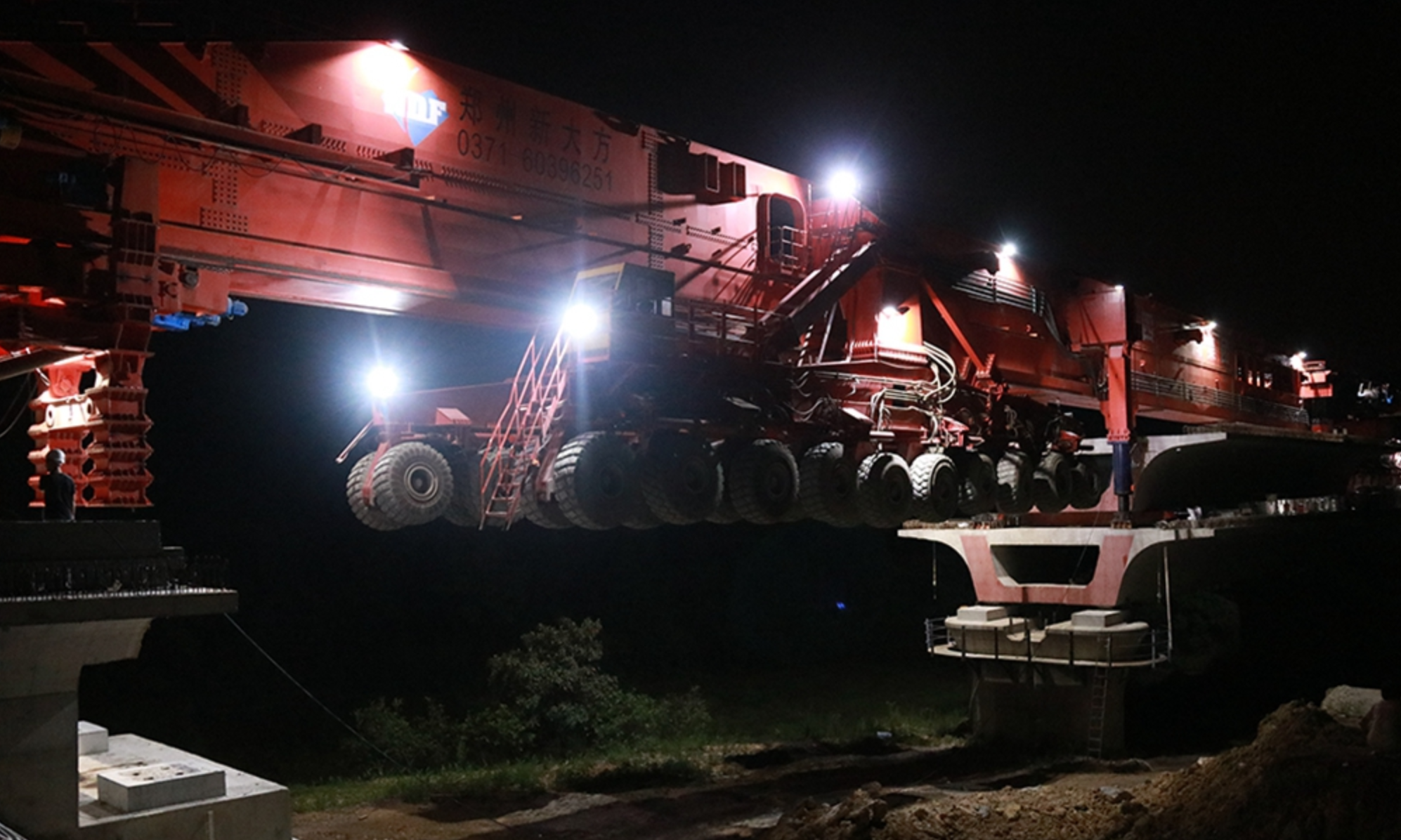 張吉懷鐵路位于湖南西部，全長約246.6公里，設計時速350公里，共設8個站點，北起張家界市，經湘西州吉首市，南接懷化市，是大湘西交通中樞神經。北可連接鄭州，南可連接桂林，將張家界、湘西、鳳凰、桂林等多個著名景區串聯起來，沿線風光秀麗，是一條貫穿南北的黃金旅游通道，也是中國最美鐵路之一。