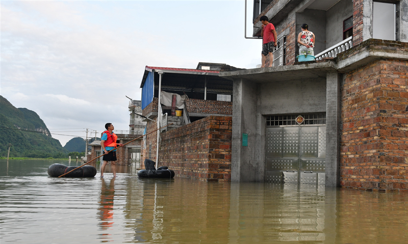 近日，河池羅城縣四把鎮雙寨村，近3000村民出行受阻，南方電網廣西河池羅城供電局駐雙寨村扶貧工作隊員藍寶正努力做好群眾安撫工作。