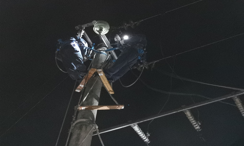 近日，南方電網廣東清遠佛岡供電局石角中心供電所的搶修人員奮戰至凌晨3時，與暴雨打起搶修“游擊戰”。（劉勇桃 攝）