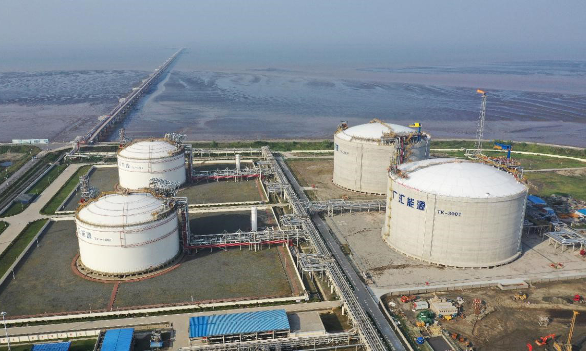 近日，中國化學工程在建重點工程項目捷報頻傳，紛紛完成施工節點。6月6日下午，江蘇南通黃海邊，中國化學工程所屬中國五環廣匯啟東LNG分銷轉運站項目16萬方LNG儲罐歷時70余小時的預冷工作順利完成，正式交付業主使用。