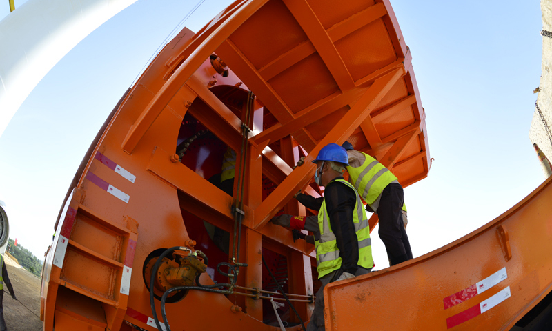 風機吊裝難度大、危險因素多，山西電建按照北方建投規范風電項目安全施工作業的要求，著力推進班組安全建設，精心打造“現場無隱患、個人無違章、班組無事故”標準化作業班組，確保風機吊裝規范化，高起點推進山西電建風機吊裝工作。