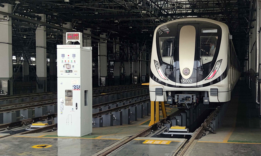 6月12日上午，隨著首趟測試列車緩緩從車輛段駛出，由中國鐵建所屬中鐵十一局、大橋局、十四局、二十四局、中國鐵建電氣化局等單位施工的上海軌道交通15號線北段通信、信號系統(tǒng)正式開始動車調試工作。圖為測試列車整裝待發(fā)。