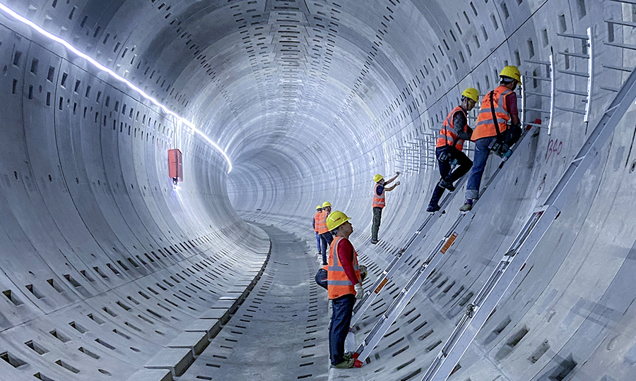 上海軌道交通15號線是國內首條具備最高等級全自動駕駛大容量軌道交通線路，屬于上海市重大民生工程，線路全長42.3公里，共30座車站，其中北段區(qū)間涉及9個地下車站、1座停車場。由中鐵十四局電氣化公司承建全線通信、信號工程。圖為工人在地鐵通信、信號施工中安裝線纜支架。