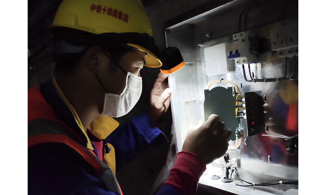 圖為工人正在施工。