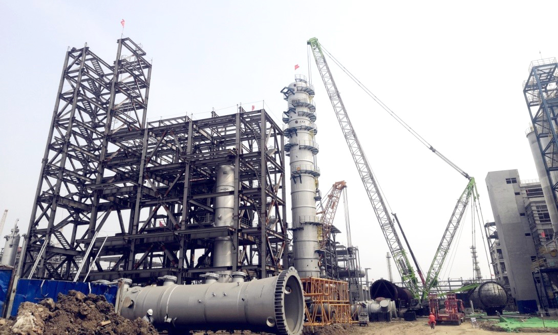 近日，中國化學工程“兩化”搬遷工程PO/SM項目兩臺大型設備吊裝完成?！皟苫卑徇w工程位于天津市南港工業區，是天津市重點工程。項目建成后將有利于促進節能減排和環境改善，推動結構調整和轉型升級，優化城市空間和產業布局，將產生良好的經濟和社會效益。中國化學工程十三化建承建的PO/SM項目是“兩化”搬遷的重點項目。