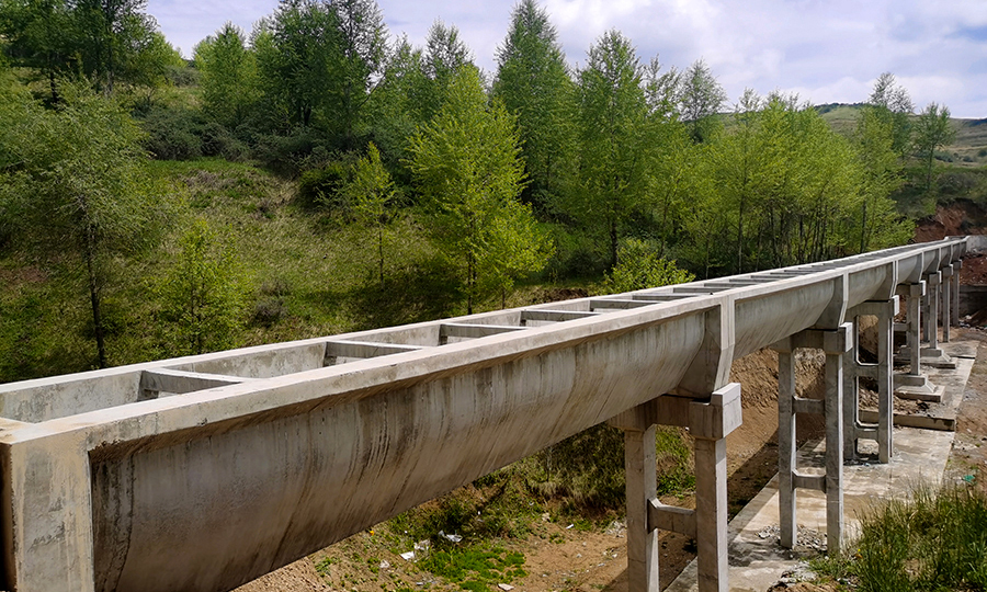 近日，在青藏高原海拔2700米的青海省海東市互助縣，隨著湟水北干渠6號明渠與山體引水隧洞銜接完成，標志著由中國鐵建所屬中鐵十四局承建的引大濟湟工程湟水北干渠扶貧灌溉二期支渠11標段主體工程全部完工，為全線試通水打下了堅實基礎。圖為施工完成后的渡槽。