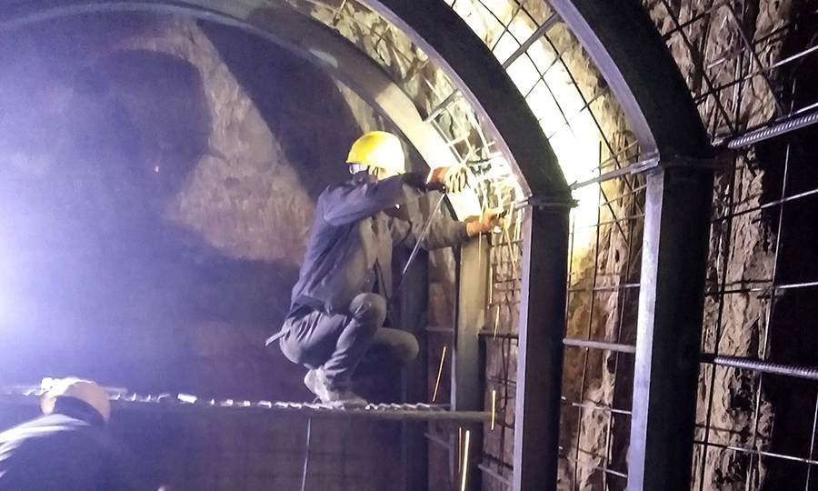 施工過程中，因工程所在位置屬青藏高原祁連山中間隆起帶，施工風險高。為確保施工安全，項目團隊采取短進尺，強支護方案，特別是在明渠、倒虹吸及渡槽施工中，存在邊坡不穩、基坑涌水、黃土狀渠基濕陷問題，技術人員采用“換基”措施，挖除原有濕陷性黃土地基，換填砂礫石或灰土，有效解決了地基滲水和沉陷問題。圖為現場工人正在施工。