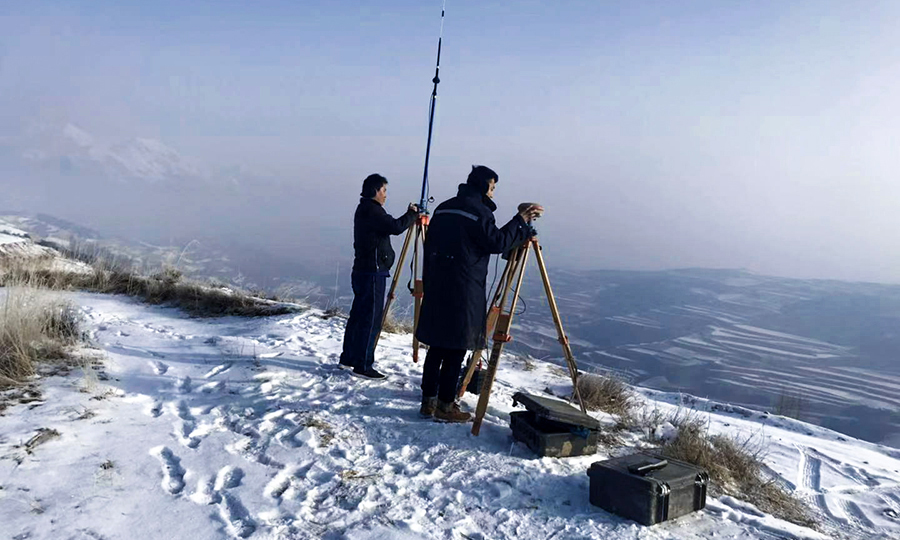 圖為高原上的工程測量人員。